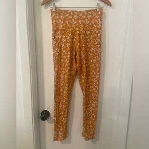 Ebb and Flow mustard yellow scallop trim high rise athletic leggings size M